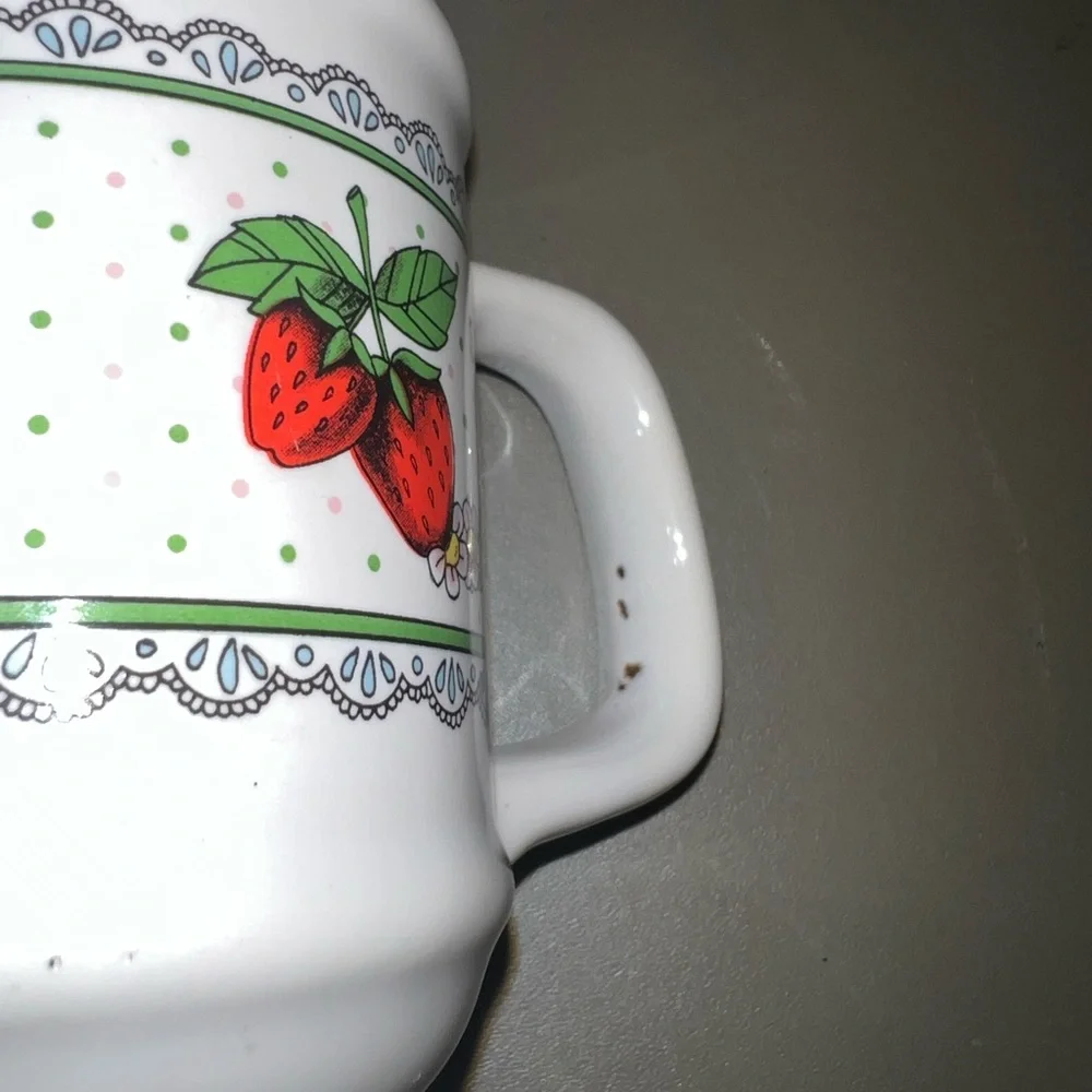 Vintage Strawberry Ceramic Salt & Pepper Shaker Set (Mug Style with Lids)